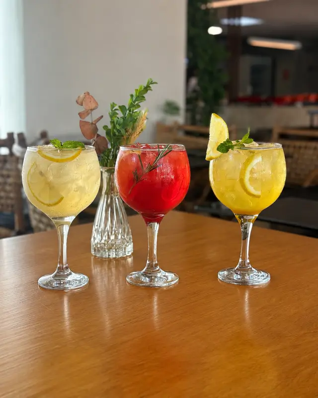 Coquetelaria contemporânea autoral com infusões botânicas e apresentação sofisticada