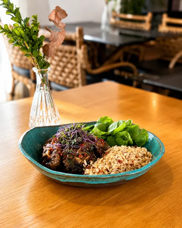 Cozinha contemporânea Sense decorada com brotos frescos e emulsão artesanal